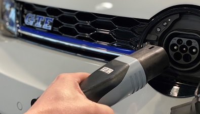 En GTE plugin hybrid bil, der bliver opladet og gøres klar til brug gennem eksperterne fra Beka Auto